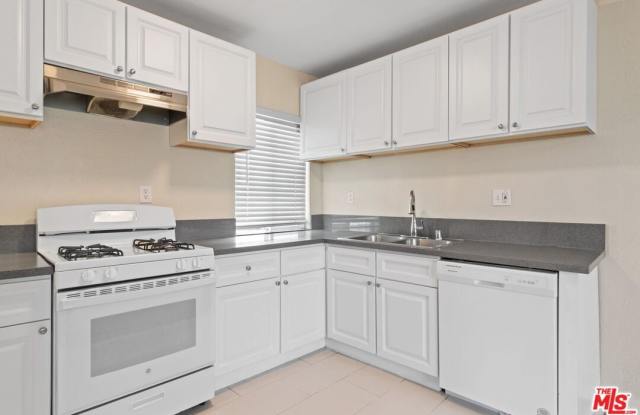 2818 W Jefferson Blvd