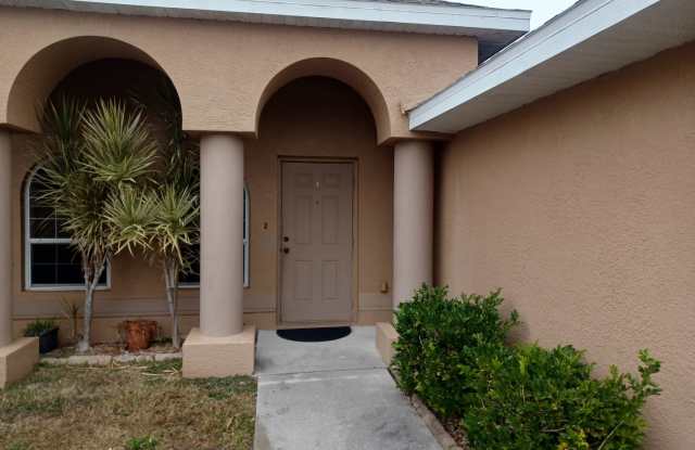 Great Location: 3 bedroom / 2 bathroom / 2 car garage / screened back lanai