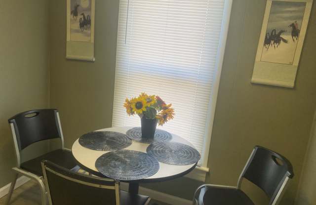 Photo of 932 W Washington St