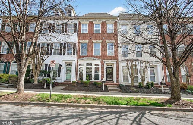 910 FEATHERSTONE Street