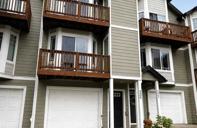 3 Story ~ 3 Bed/3 Bath Townhome in Parkview Village!