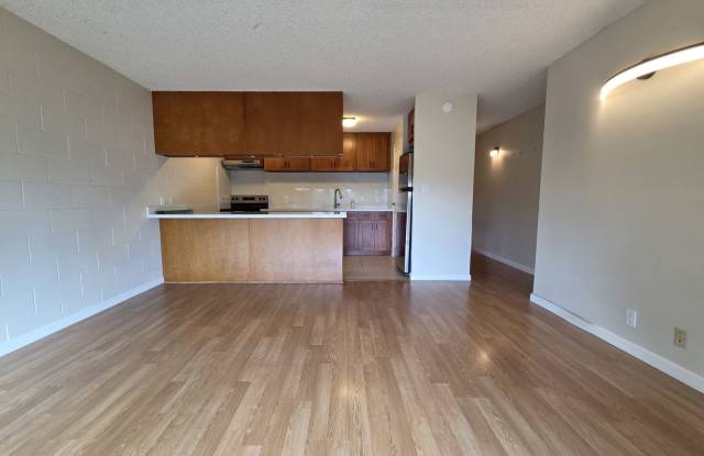 Immaculate 1 bedroom w/ Assigned Parking Stall in Town!