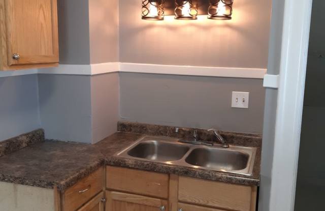 Beautiful 2 bedroom 1 bathroom house with fenced backyard