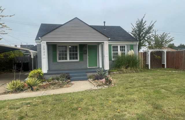 2 bed, 1 bath all updated and includes full size appliances! Walk to Uptown 23rd area!
