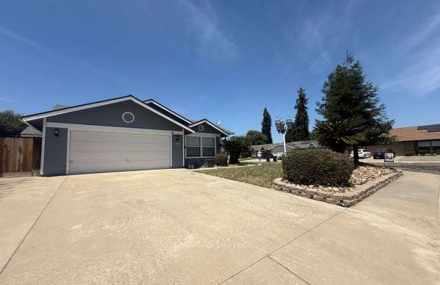 ***JUST REDUCED!!!*** 3-bedroom, 2-bath home in Visalia, CA!