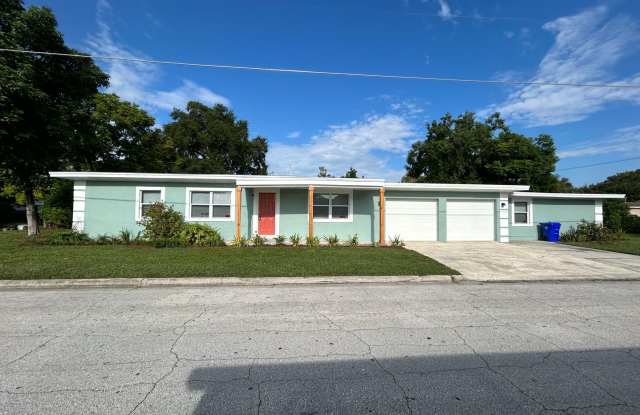 Luxury and Character: Main 3Bedrooms/2Bath PLUS 2Bedrooms/1Bath in-law suite!