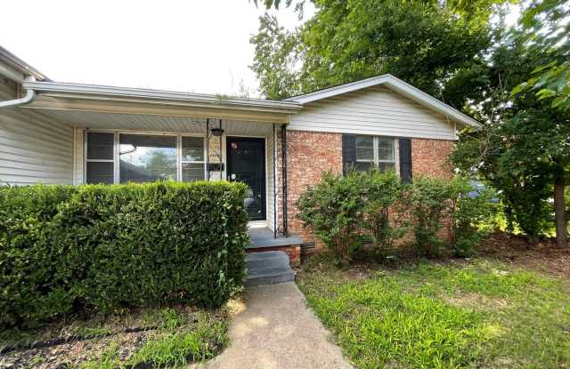 3 bedrooms, 1.5 bath, close to Brookside restaurants, shopping and entertainment.
