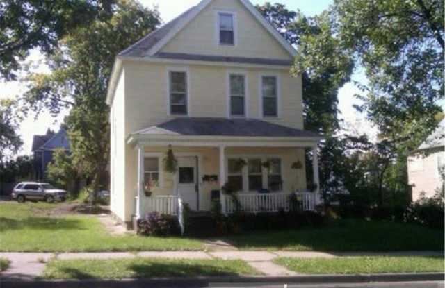Photo of 694 Sims Ave E - 1