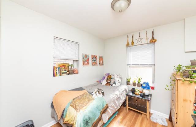 1431 W Flournoy