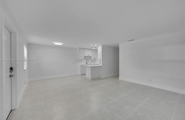 810 SW 12th Ct