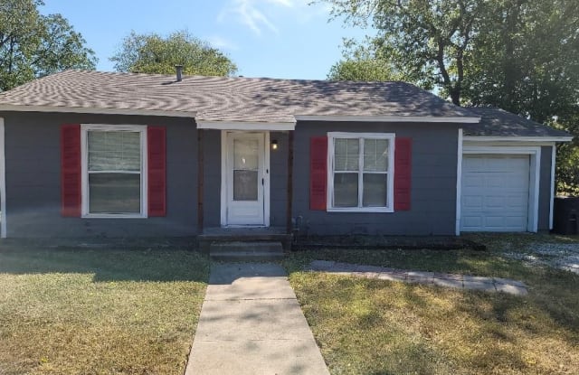 303 Poindexter Avenue - 303 Poindexter Avenue, Cleburne, TX 76033