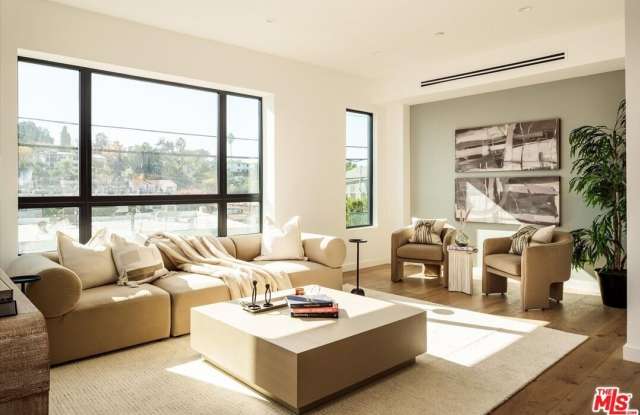 Photo of 2824 Avenel St