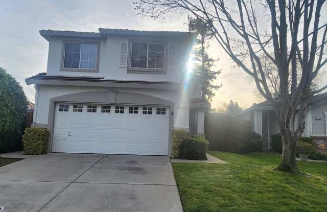 3 Bedroom 2.5 bsthroom home in Gated Elk Grove Communtiy