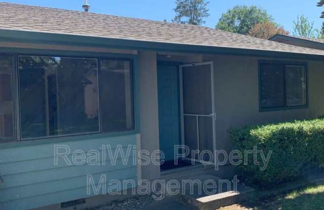 247 SW Rogue River Ave