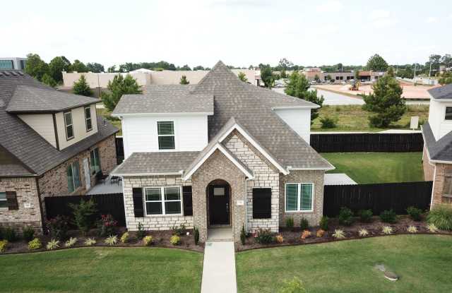 Photo of Luxurious 4 Bedroom, 3.5 Bathroom Home !!! Minutes from the U of A!!!!!