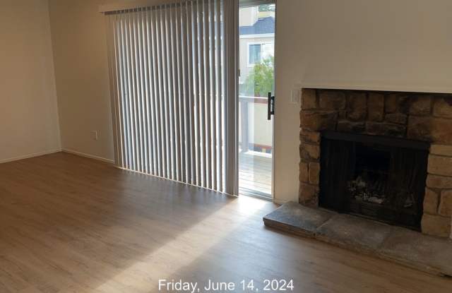 2 Bed/1.5 Bath Updated Condo Near SMART/Hwy 101/Raleys Shopping Plaza/Washer-Dryer in Unit