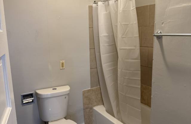 2438 W MAPLE ST - UPPER