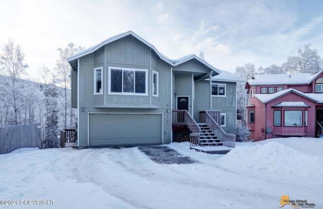 Photo of MOVE IN SPECIAL! | RENT FREE FOR THE HOLIDAYS (DEC.)| BEAUTIFUL, FULLY UPDATED SINGLE FAMILY HOME| 6 BEDROOMS| FINISHED BASEMENT WITH BATHROOM!