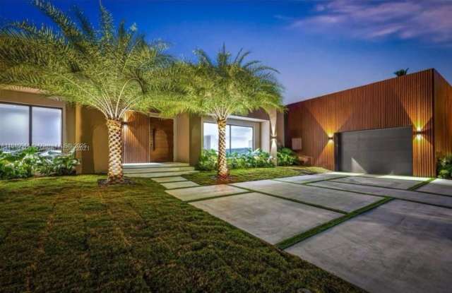 Photo of 223 S Shore Dr