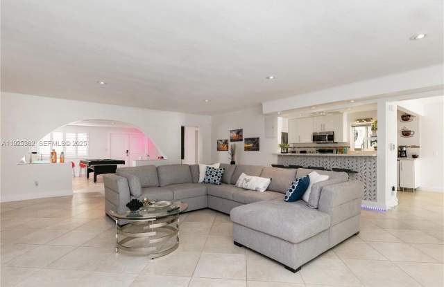 Photo of 1900 N Victoria Park Rd