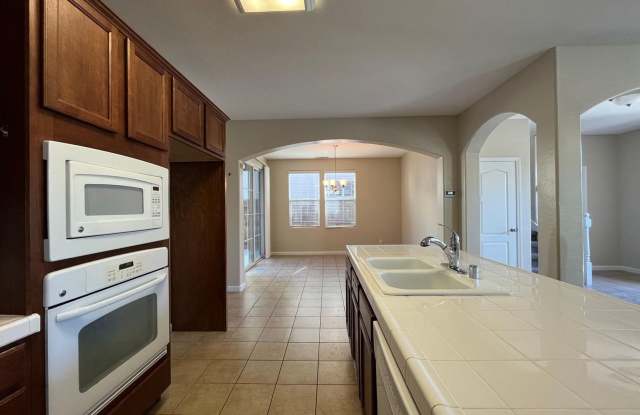 4 Bedroom NW Fresno Home for Lease