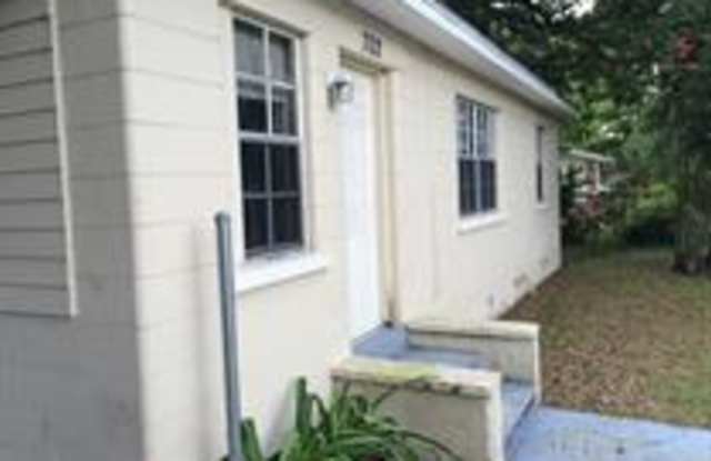 Photo of 702 W 14th Street