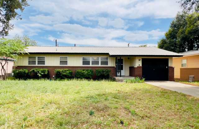 Great 3/2/1 Located Near Texas Tech University