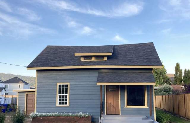 Great Home in Coburg!