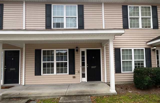 3 bed 3 bath Townhome -1/2 OFF FIRST FULL MONTH RENT with a signed 15 Month Lease agreement