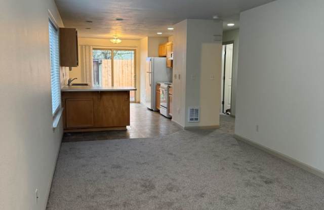 Updated 2 Bedroom, 2 bath Duplex in Springfield