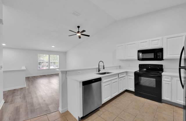 MOVE IN SPECIAL! ONE MONTH FREE RENT!! JACKSONVILLE, FL TOWNHOME