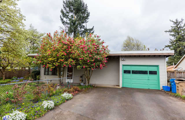 Photo of 3 bed/2 bath house in Oak Grove/Milwaukie- Available Now !