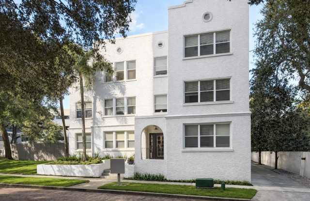 Renovated 2 Bedroom 1 Free Parking Space Located Steps from Lake Eola, Downtown Orlando