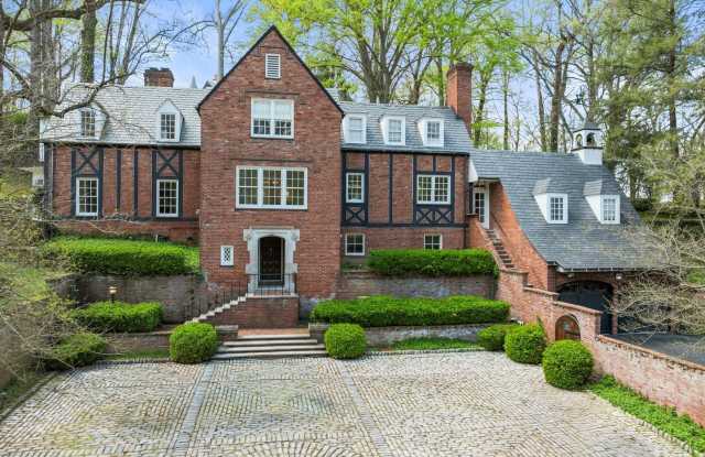 FULLY FURNISHED HOME LOCATED IN GLENVIEW