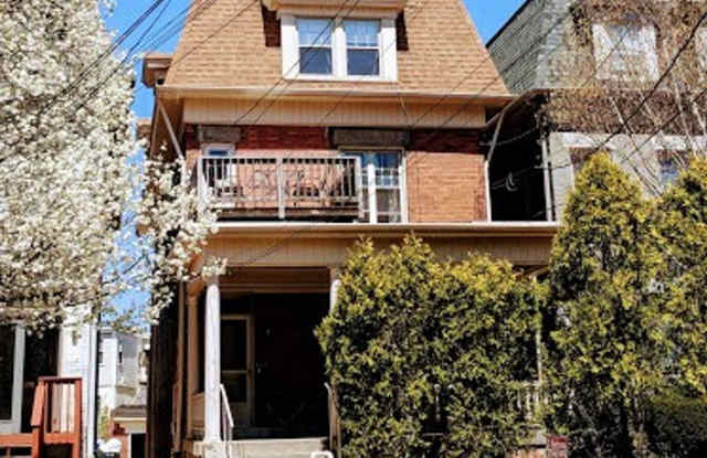 Spacious Two Story duplex on Walnut Street!