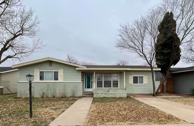 3 bed 2 bath house with large fenced yard