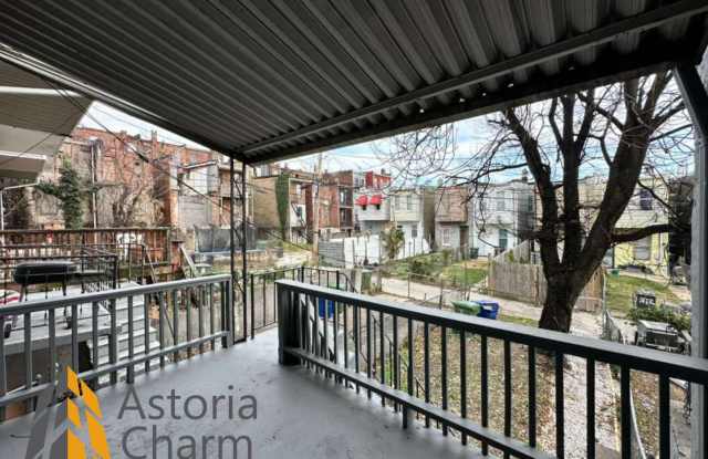 3 Bedroom with Fenced Yard and Spacious Primary Bedroom near Coppin University