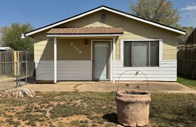 Cute House Close to Alderson Elementary and United Supermarket - 2729 East 2nd Place, Lubbock, TX 79403