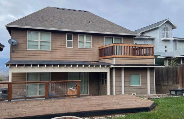 Move-in special $500 Off first month's rent. Spacious Back Yard - 4 Bedroom 2 1/2 Bath home in The Dalles