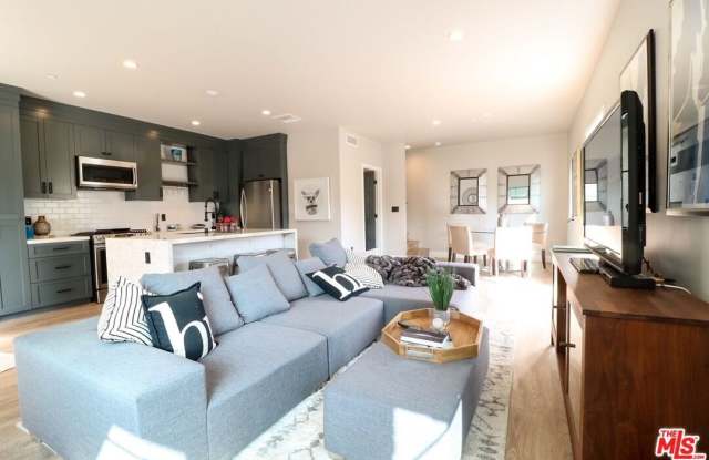 1247 S Plymouth Blvd