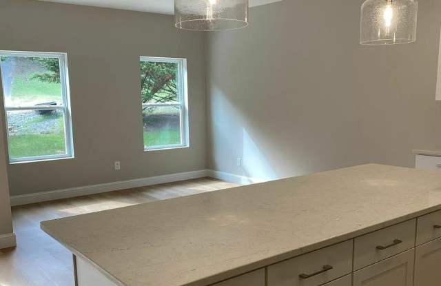 For Rent – Modern 2BR/2.5BA Townhome in Prime Knoxville Location! MOVE IN SPECIAL $1000 off first months rent