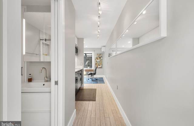 Logan Circle Beautifully Renovated Studio Apartment