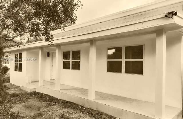 Photo of 400 NE 161st St