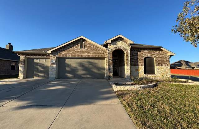 Photo of 4 bedroom 2 bath 3 car garage house for rent in Killeen