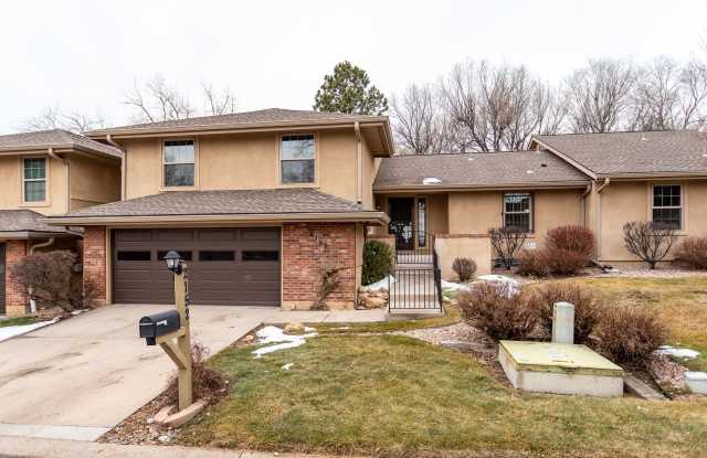 Spacious  Bright Broadmoor Townhome with Covered Deck!
