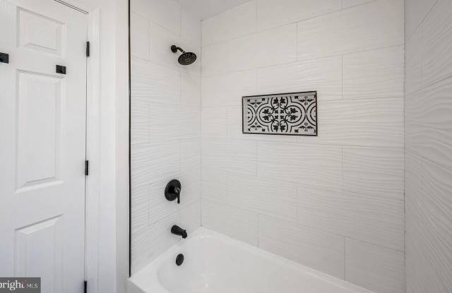 2629 W OAKDALE Street