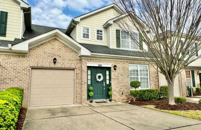 Ridgely Manor Condo w/Attached Garage! Some Utilities Included! Community Pool  Clubhouse! 1st Floor Master! - 1105 Yarbrough Way, Virginia Beach, VA 23455