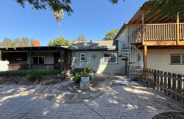 Country Living Close to Everything!