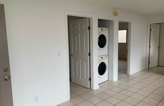 Clean 2 bedroom 1 bath Salt Lake Apartment - Available Now!