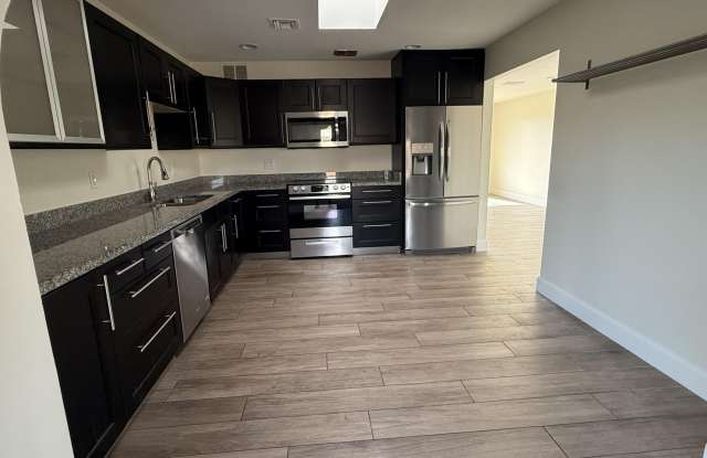 8102 E WHITTON Avenue